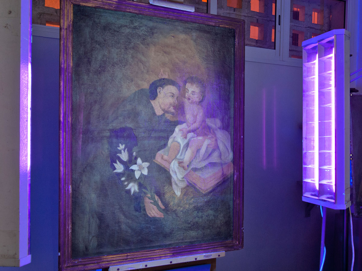 Estudio Fluorescencia de la capa pictórica con luz ultravioleta. San Antonio con el Niño. Anónimo. S.XIX