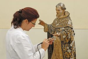 Fijación policromía Santo Tomas de Aquino. Fondo Grafico IAPH. Imagen: José Manuel Santos