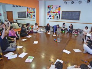 Taller artes plásticas en movimiento Proyectando nuestro árbol interior Danza Mobile